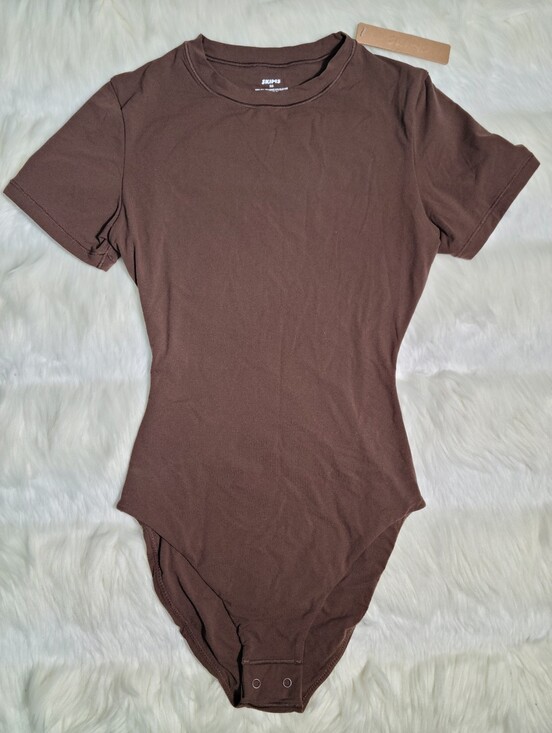 SKIMS Tops - SKIMS Fits Everybody T Shirt Bodysuit Brown  Cocoa Women XXS NEW